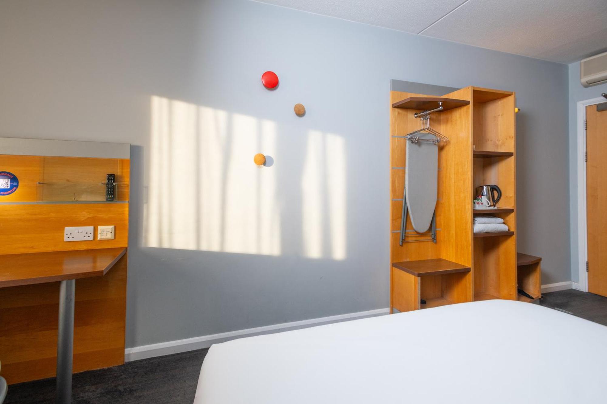 Holiday Inn Express Stevenage By Ihg Rum bild
