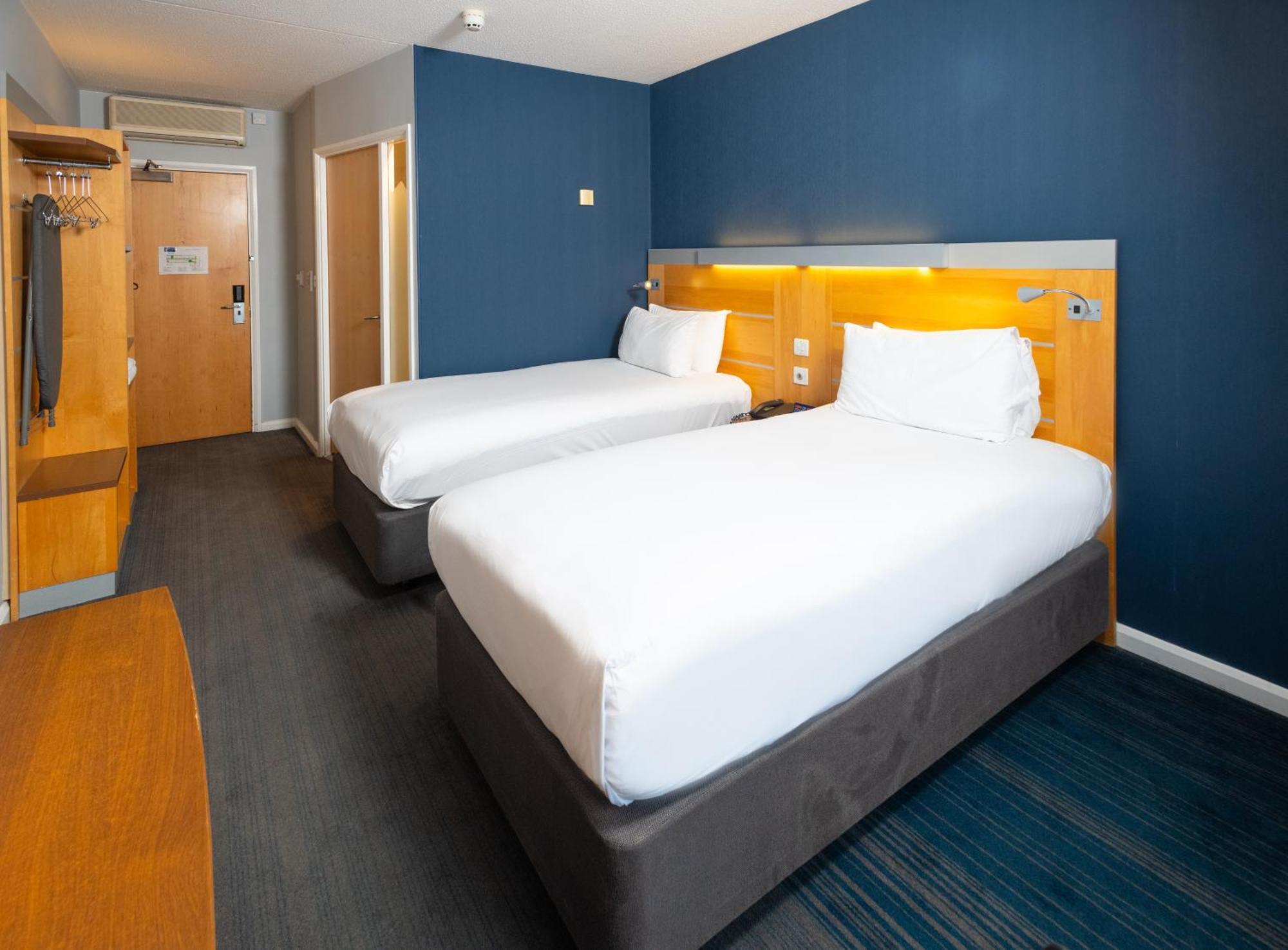 Holiday Inn Express Stevenage By Ihg Exteriör bild