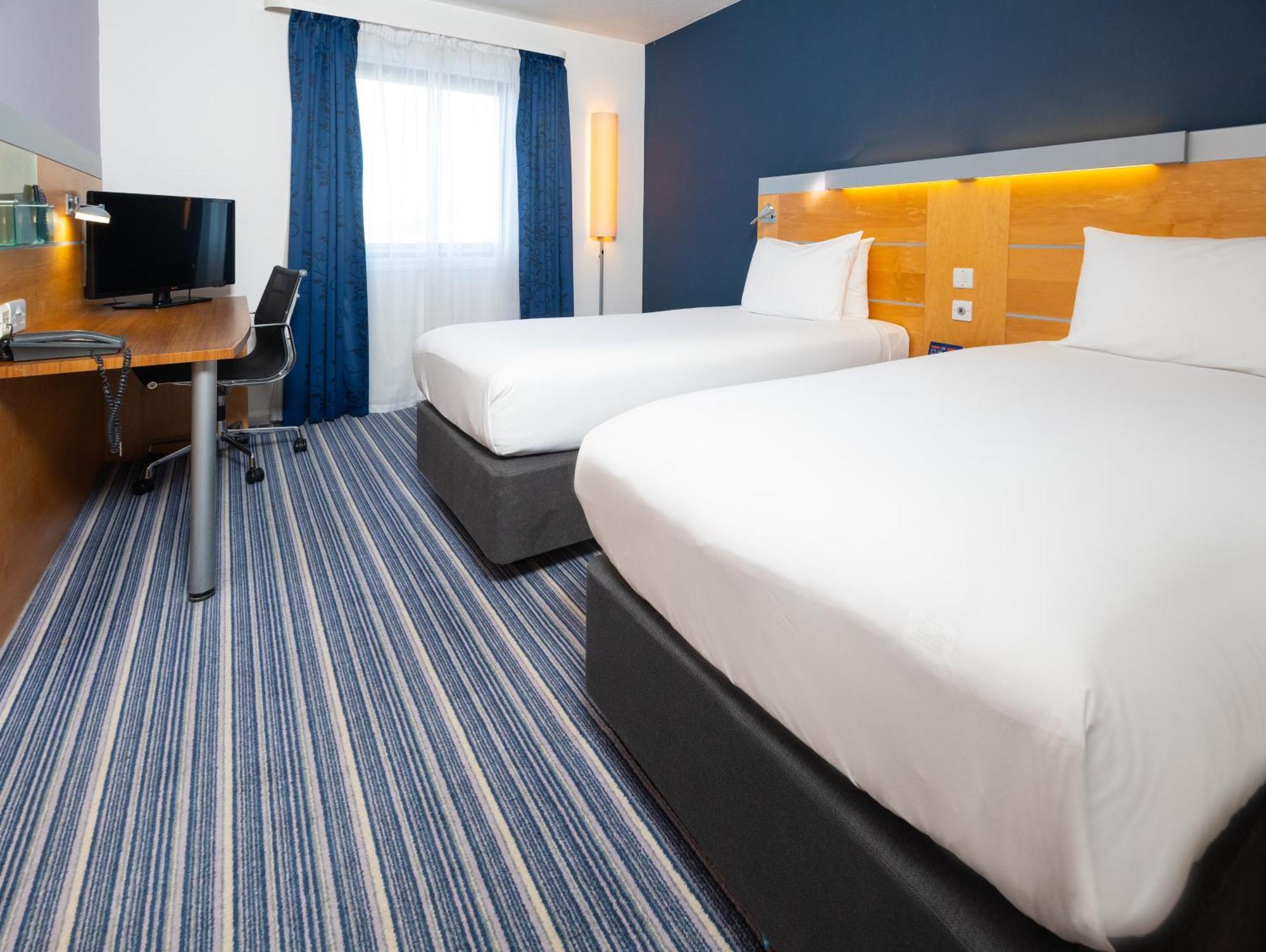 Holiday Inn Express Stevenage By Ihg Exteriör bild