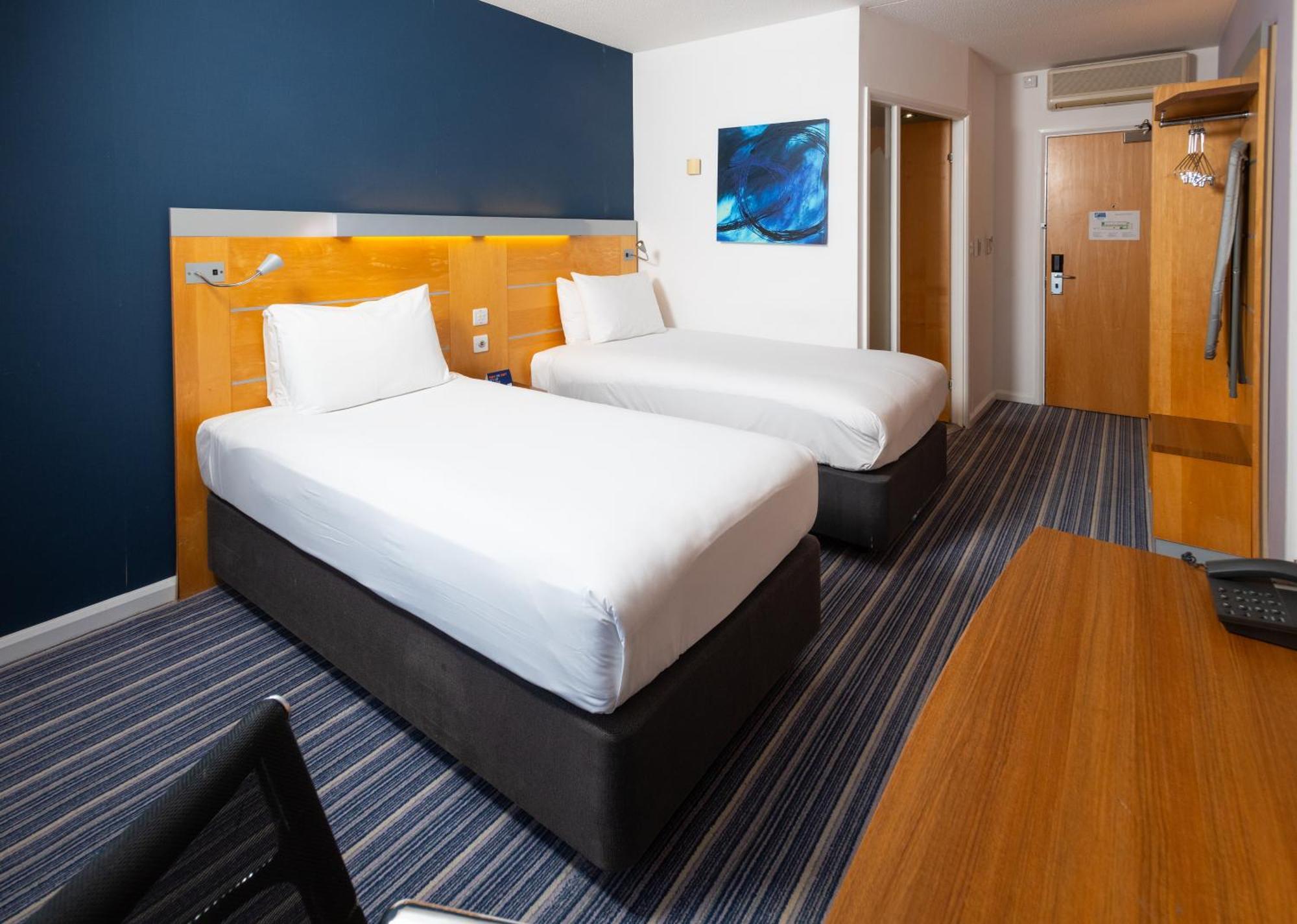Holiday Inn Express Stevenage By Ihg Exteriör bild