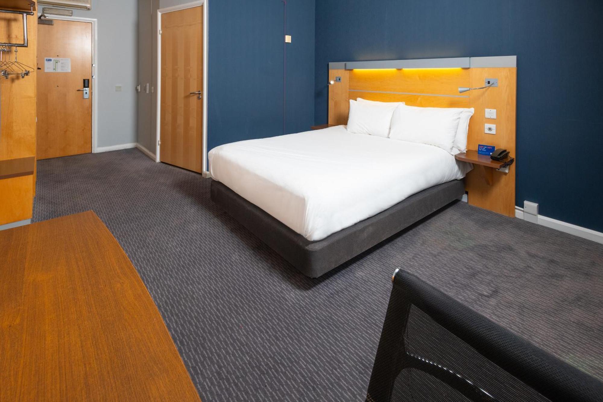 Holiday Inn Express Stevenage By Ihg Exteriör bild