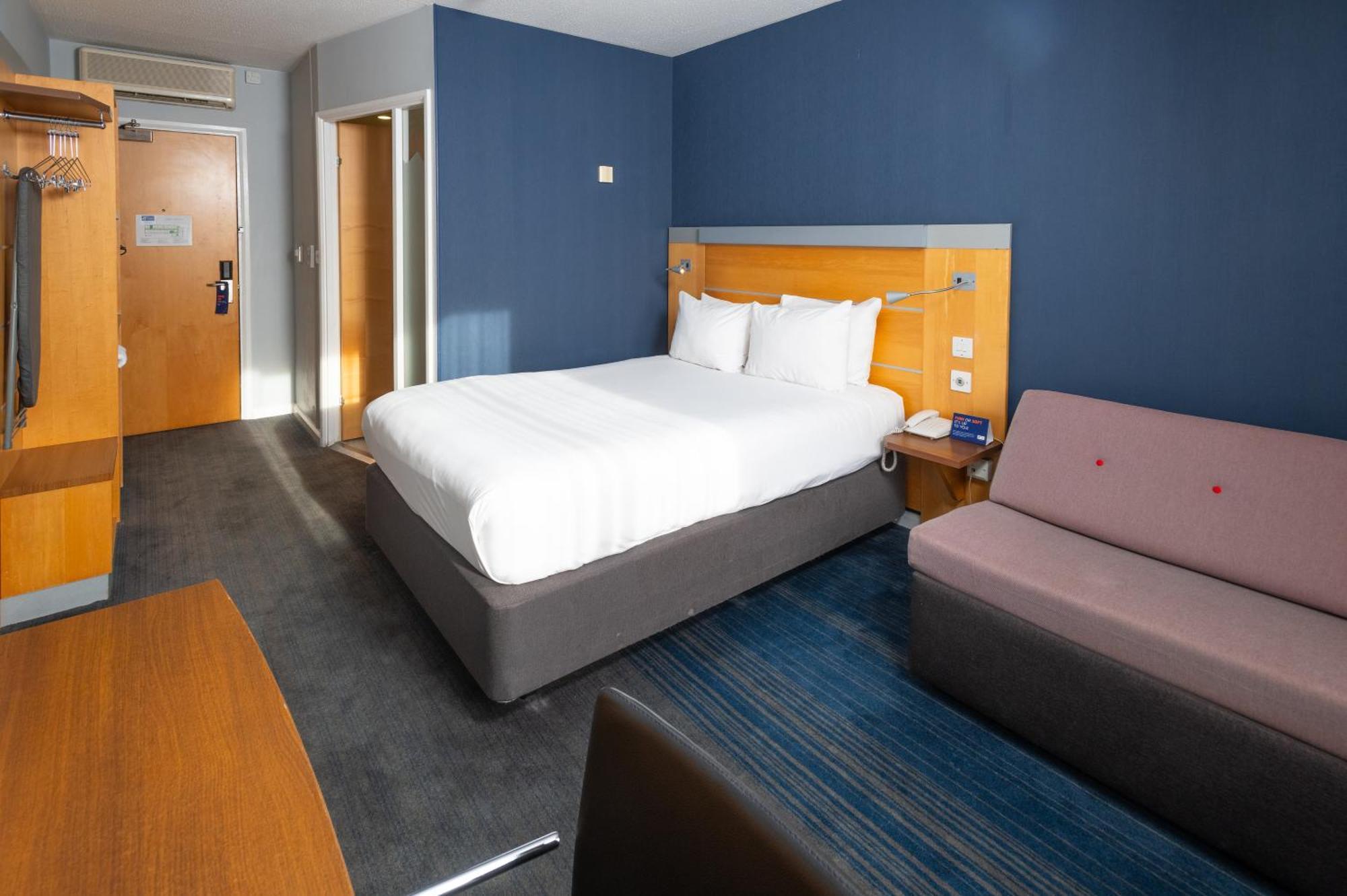 Holiday Inn Express Stevenage By Ihg Exteriör bild