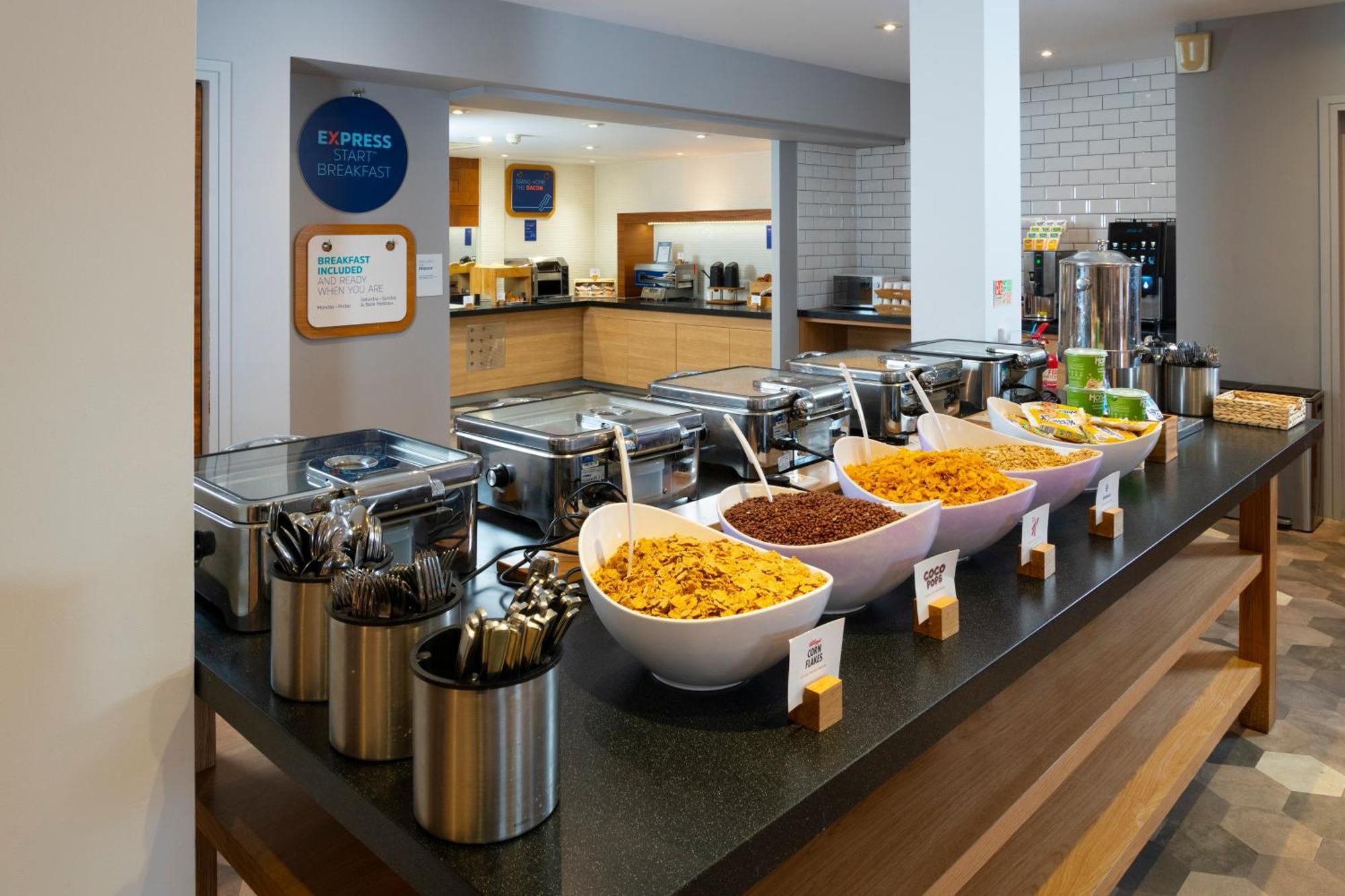 Holiday Inn Express Stevenage By Ihg Exteriör bild