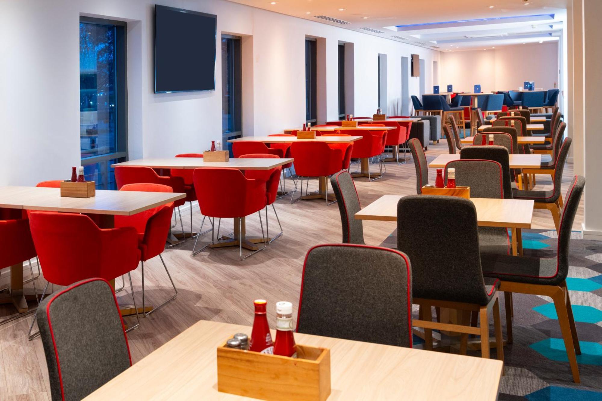 Holiday Inn Express Stevenage By Ihg Exteriör bild