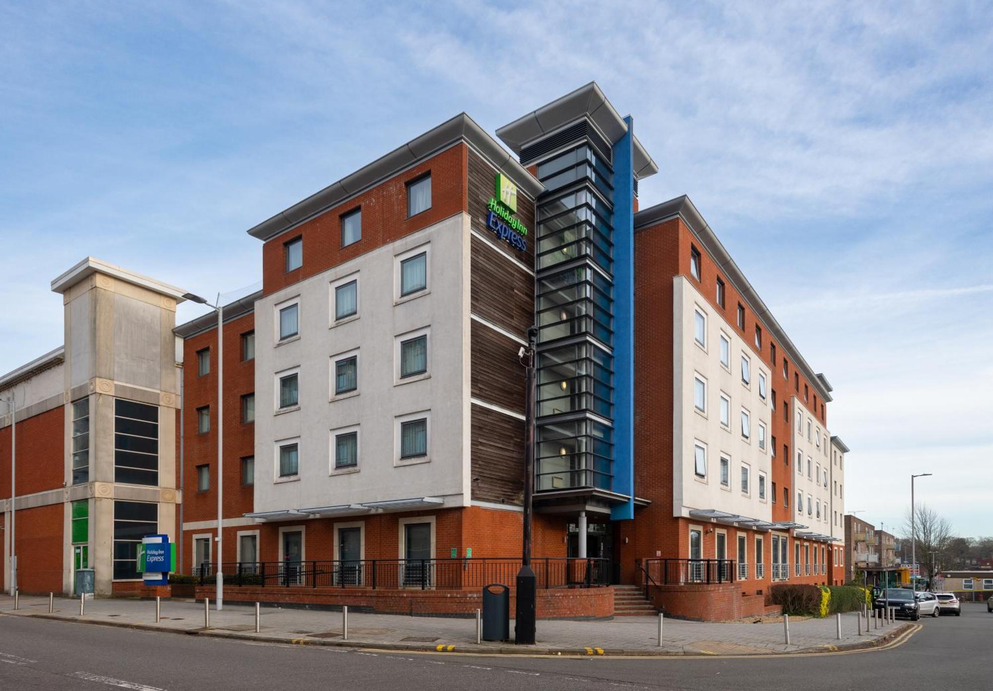Holiday Inn Express Stevenage By Ihg Exteriör bild