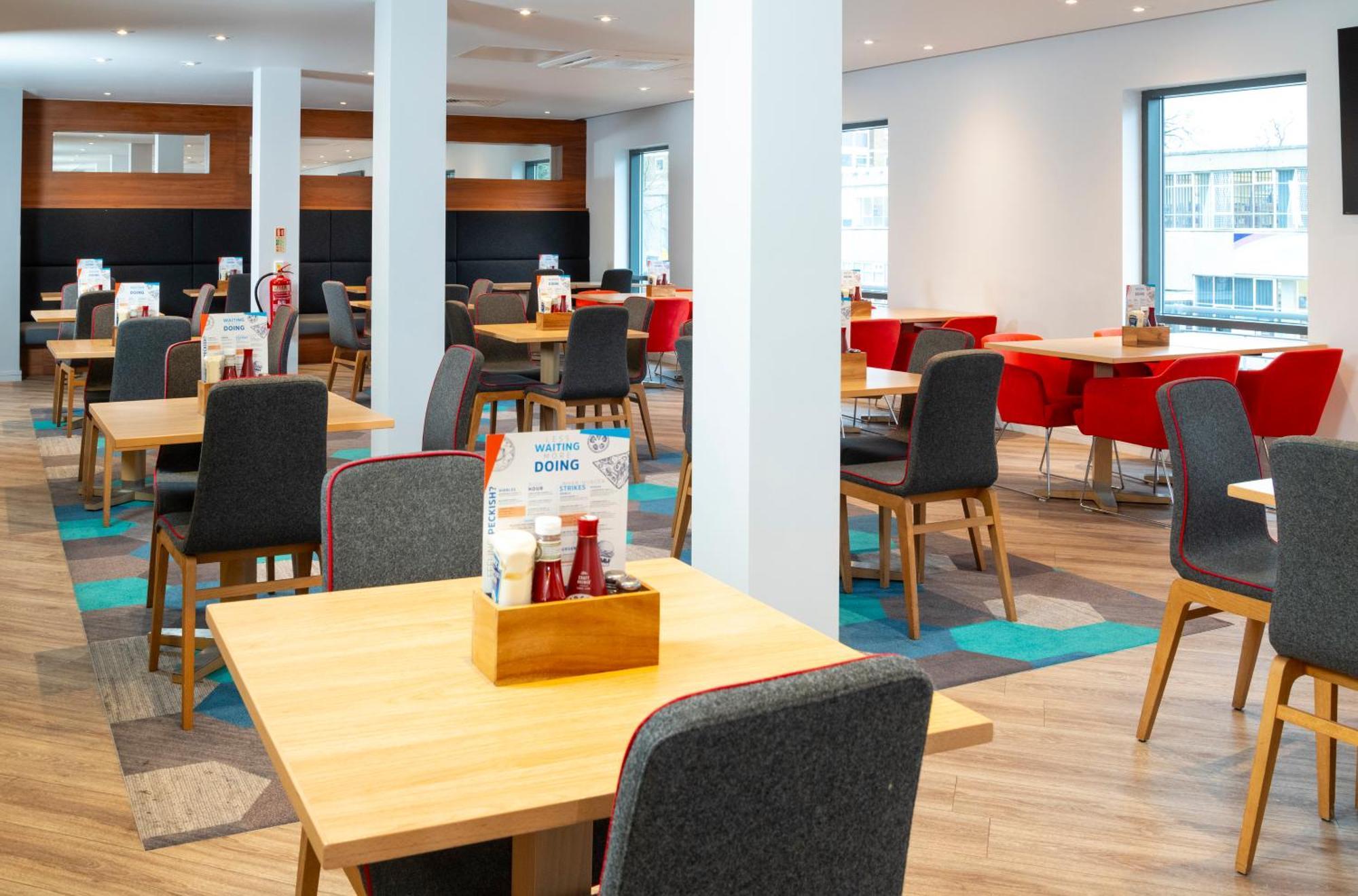 Holiday Inn Express Stevenage By Ihg Exteriör bild