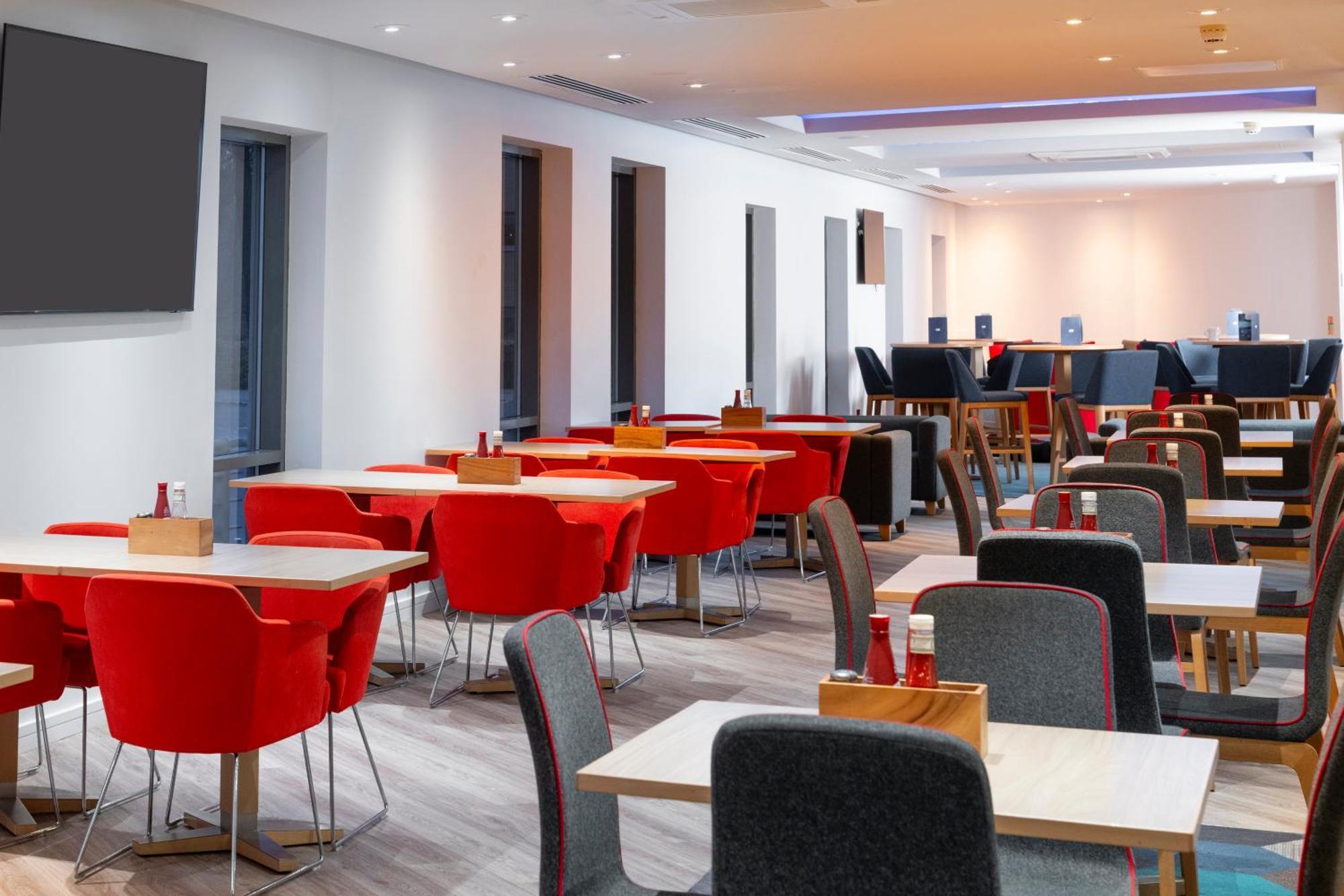 Holiday Inn Express Stevenage By Ihg Exteriör bild