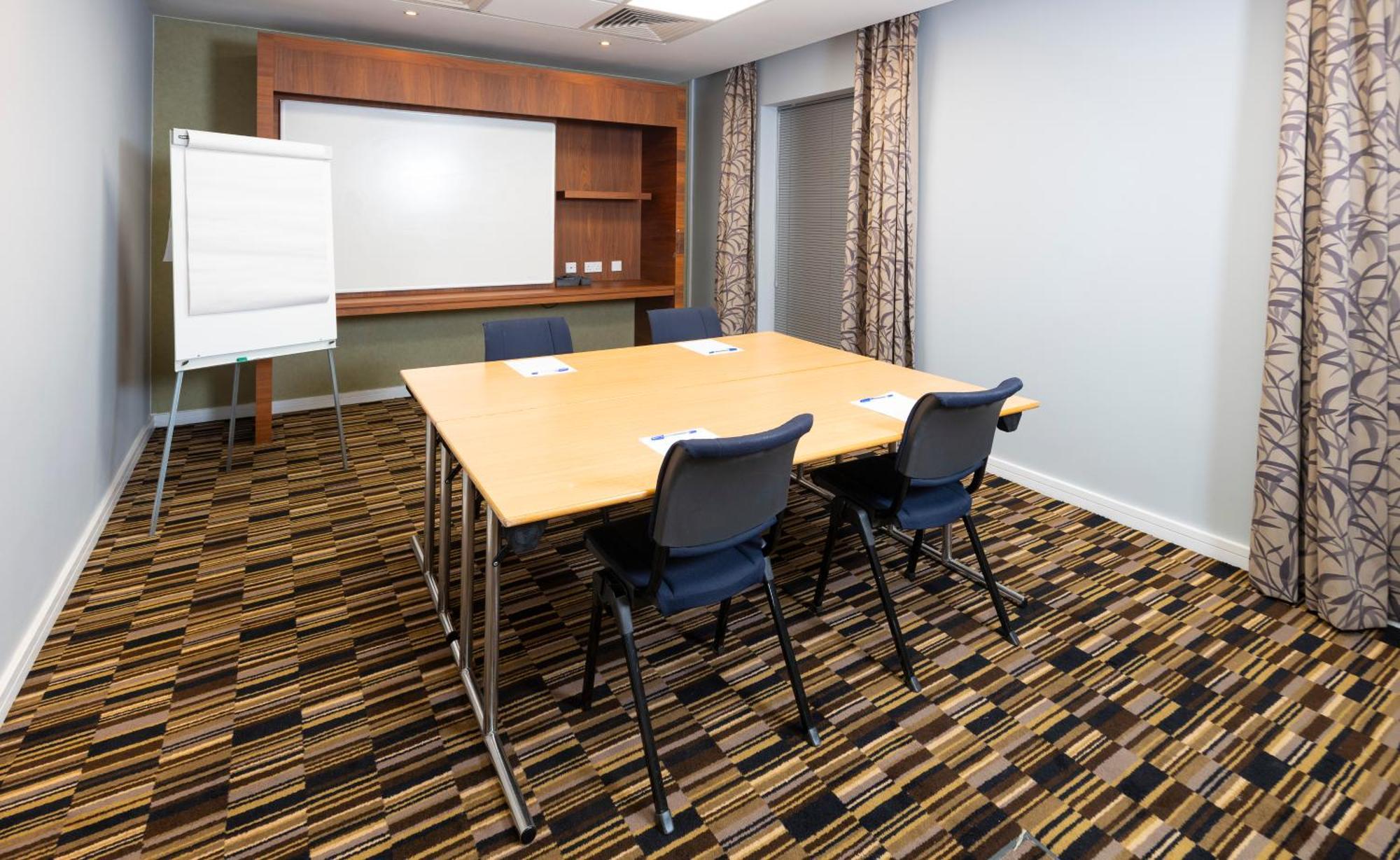 Holiday Inn Express Stevenage By Ihg Exteriör bild