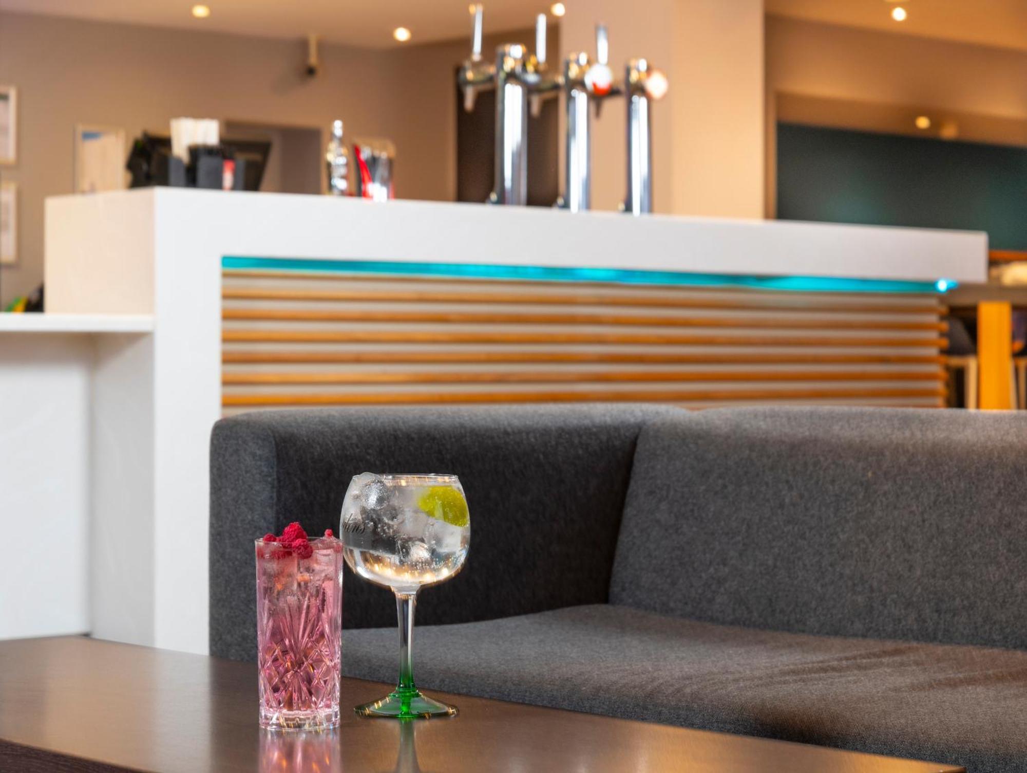 Holiday Inn Express Stevenage By Ihg Exteriör bild