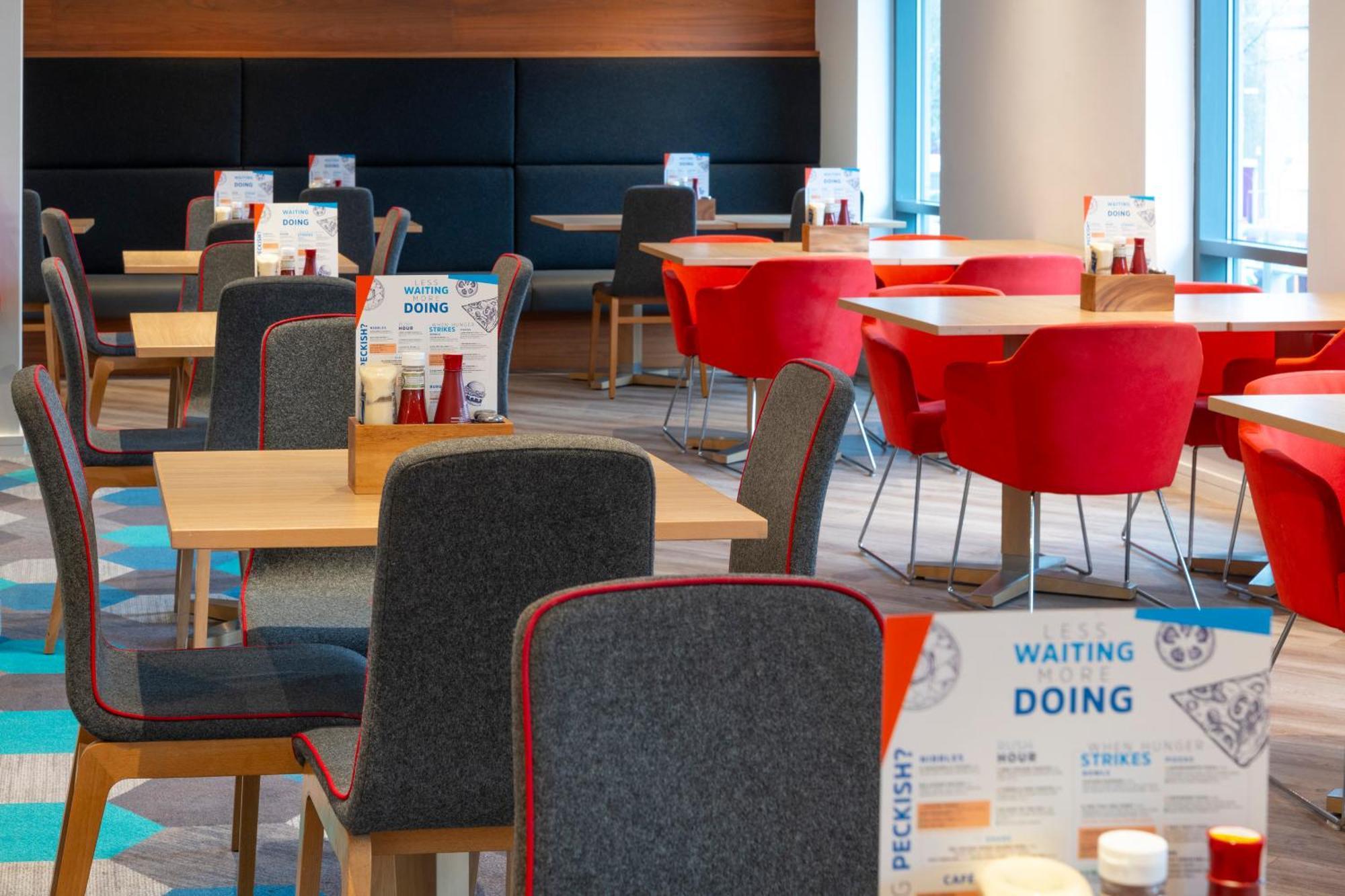 Holiday Inn Express Stevenage By Ihg Exteriör bild