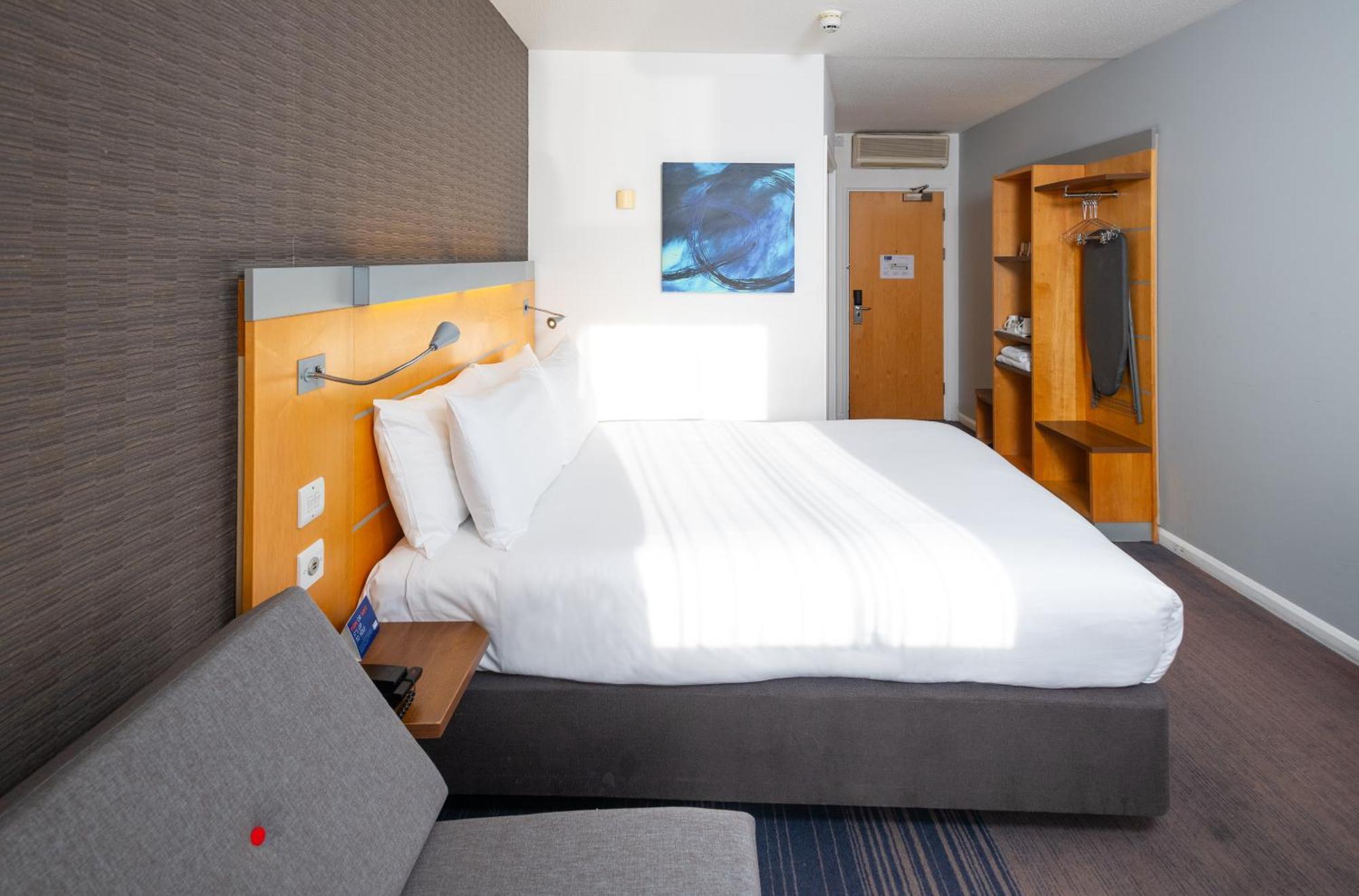 Holiday Inn Express Stevenage By Ihg Exteriör bild