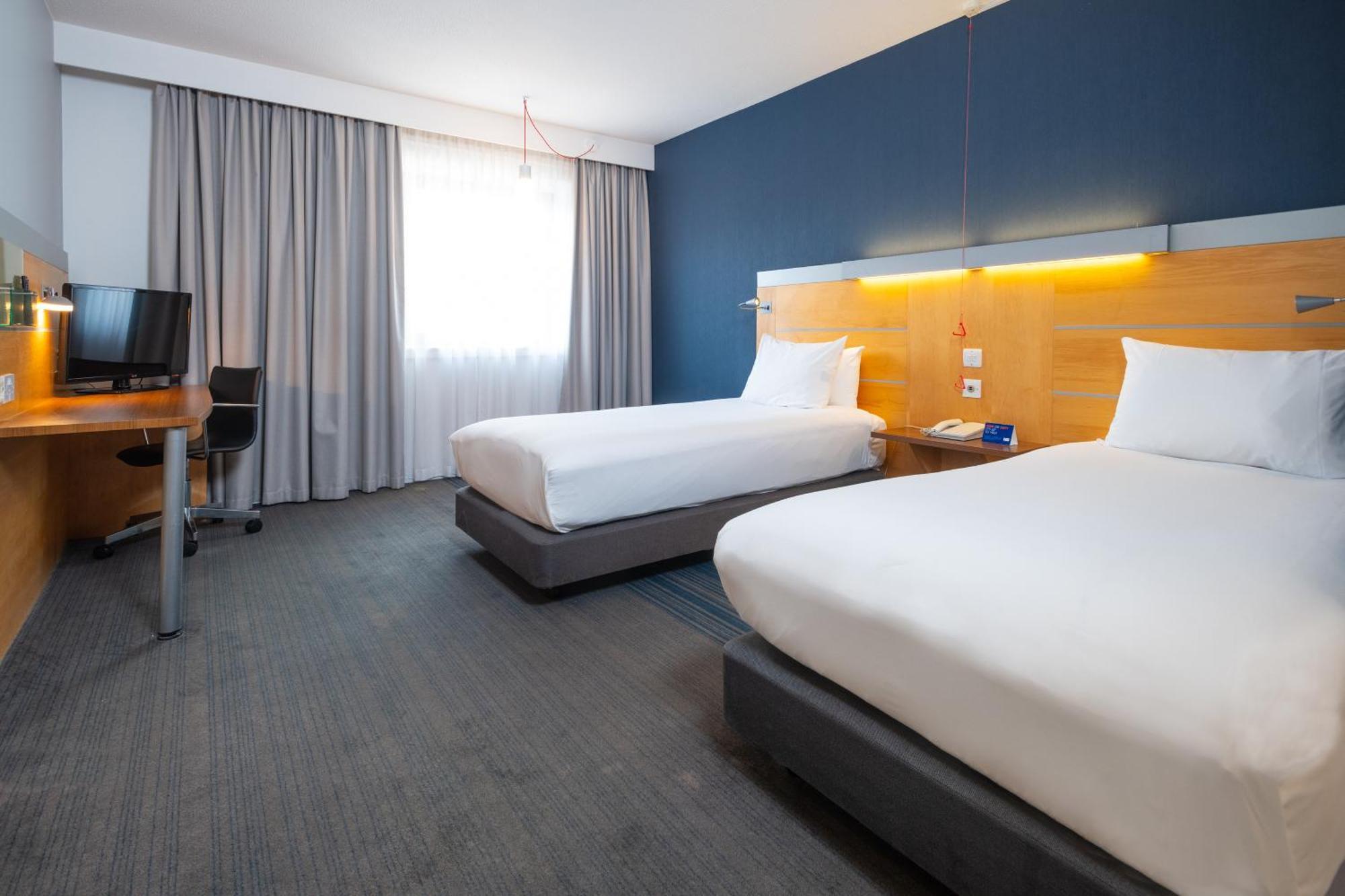 Holiday Inn Express Stevenage By Ihg Exteriör bild