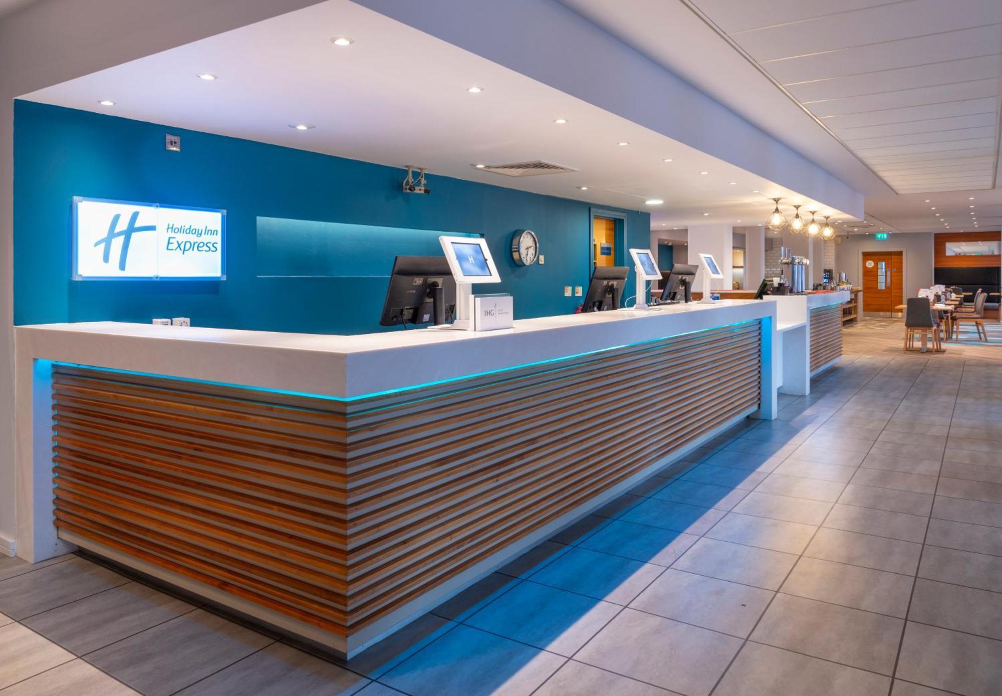 Holiday Inn Express Stevenage By Ihg Exteriör bild