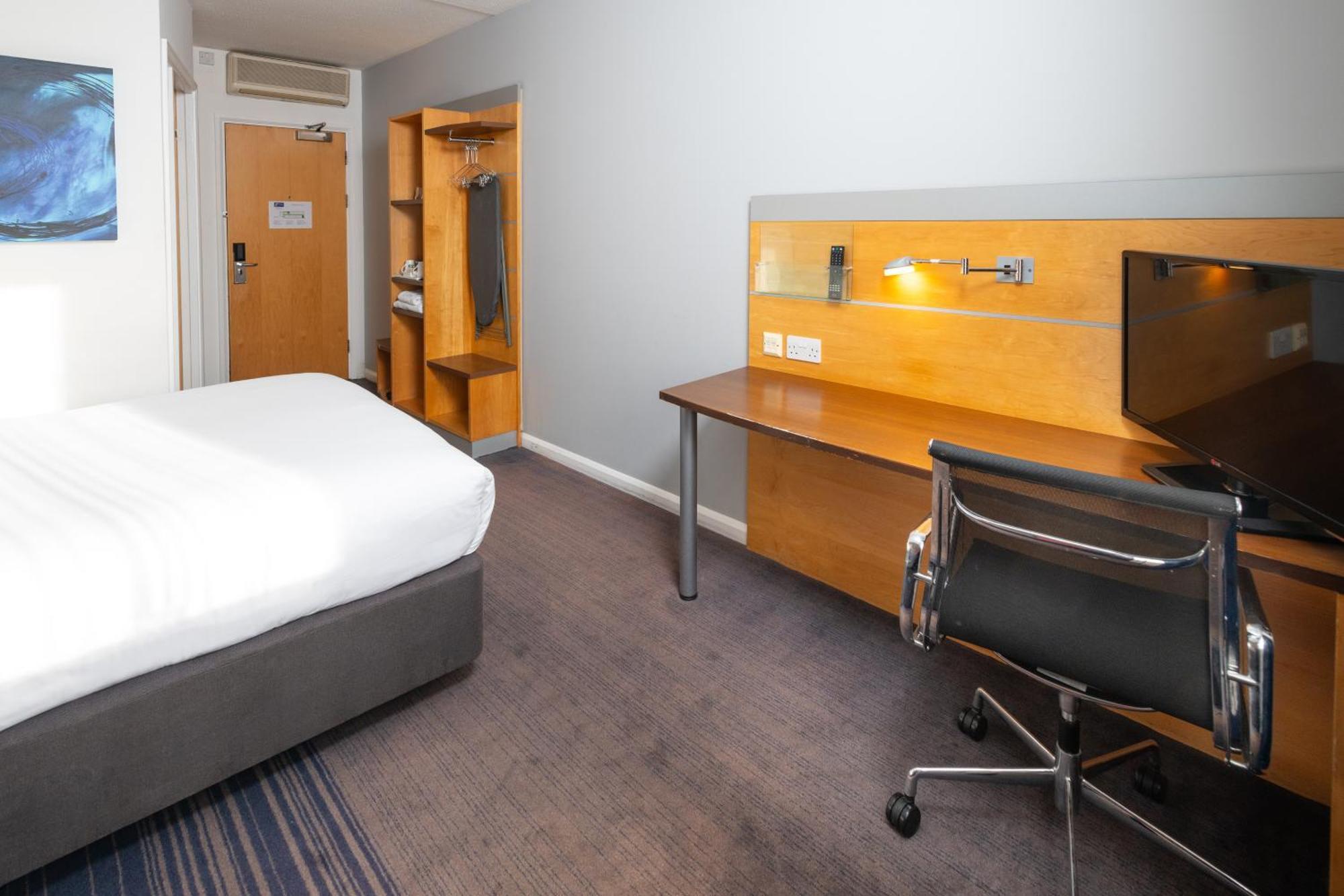 Holiday Inn Express Stevenage By Ihg Exteriör bild