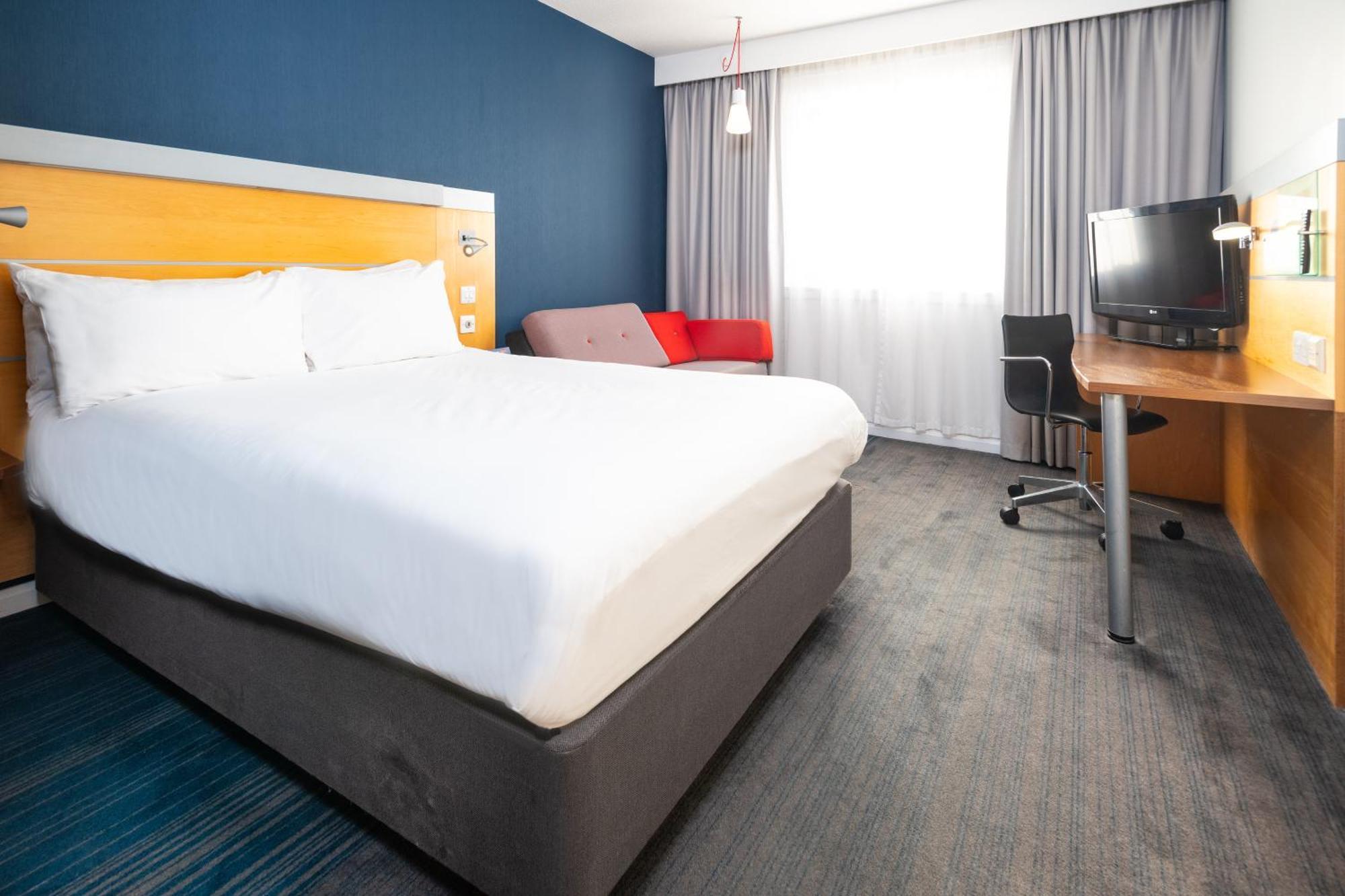 Holiday Inn Express Stevenage By Ihg Exteriör bild