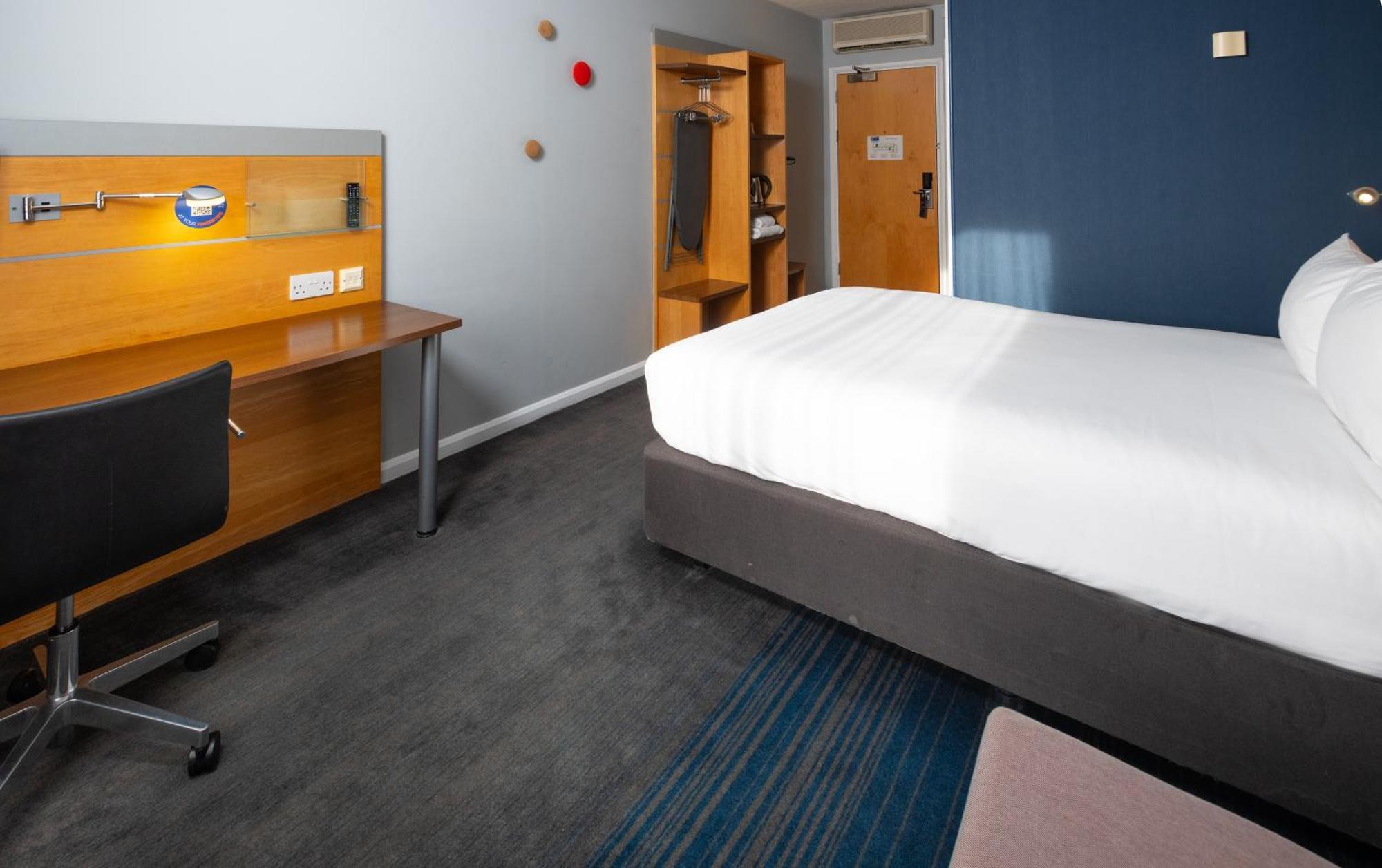 Holiday Inn Express Stevenage By Ihg Exteriör bild