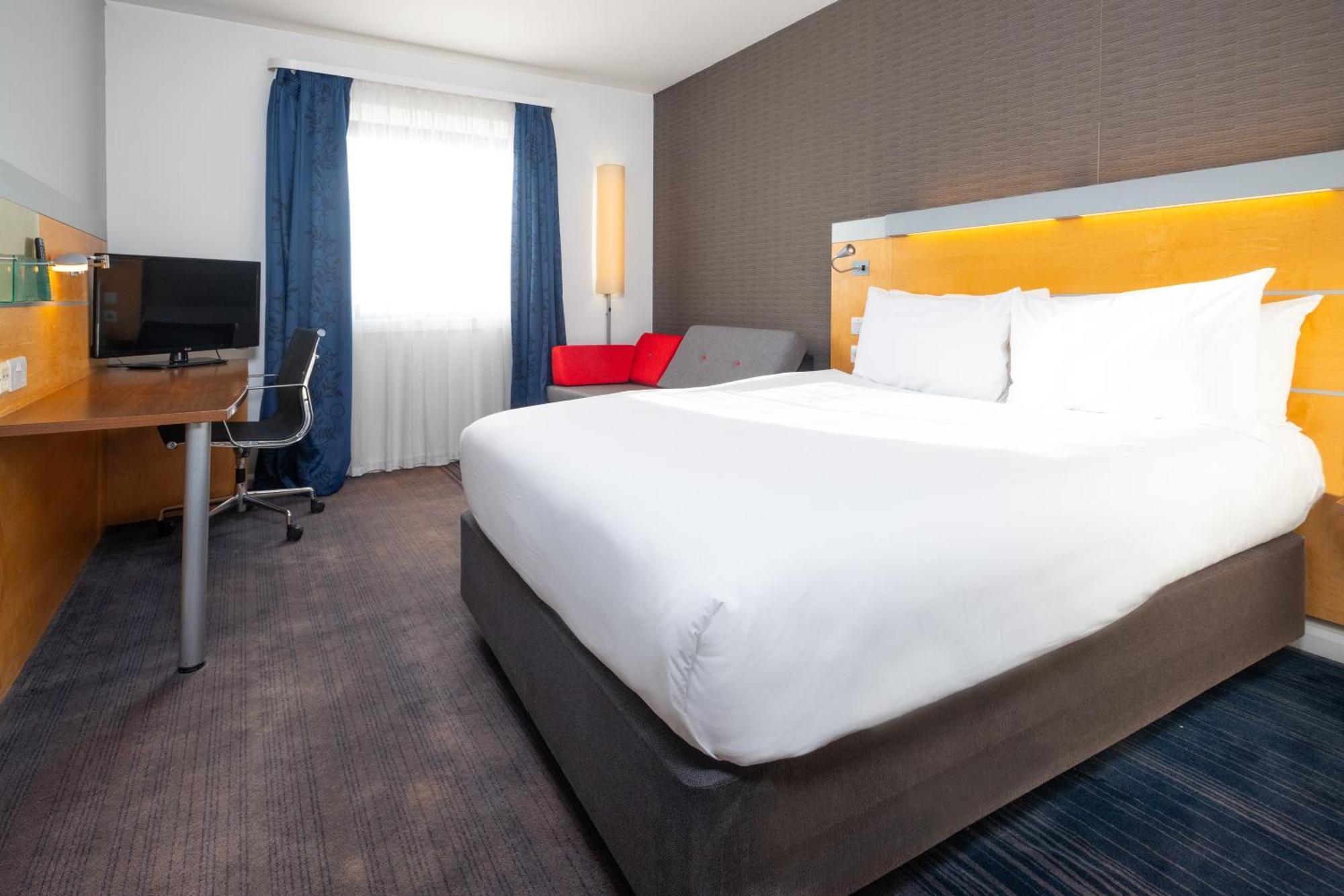 Holiday Inn Express Stevenage By Ihg Exteriör bild