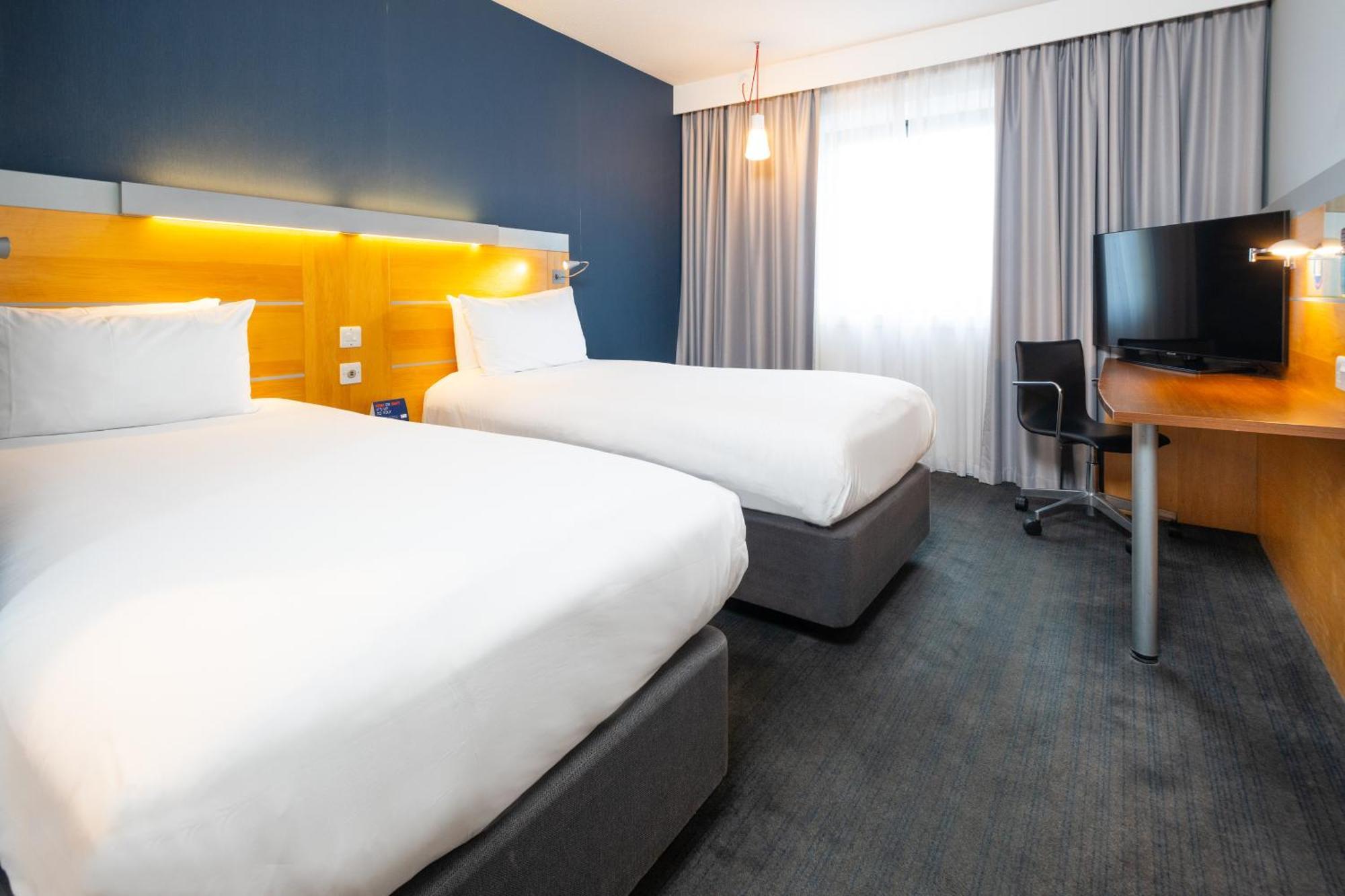 Holiday Inn Express Stevenage By Ihg Exteriör bild