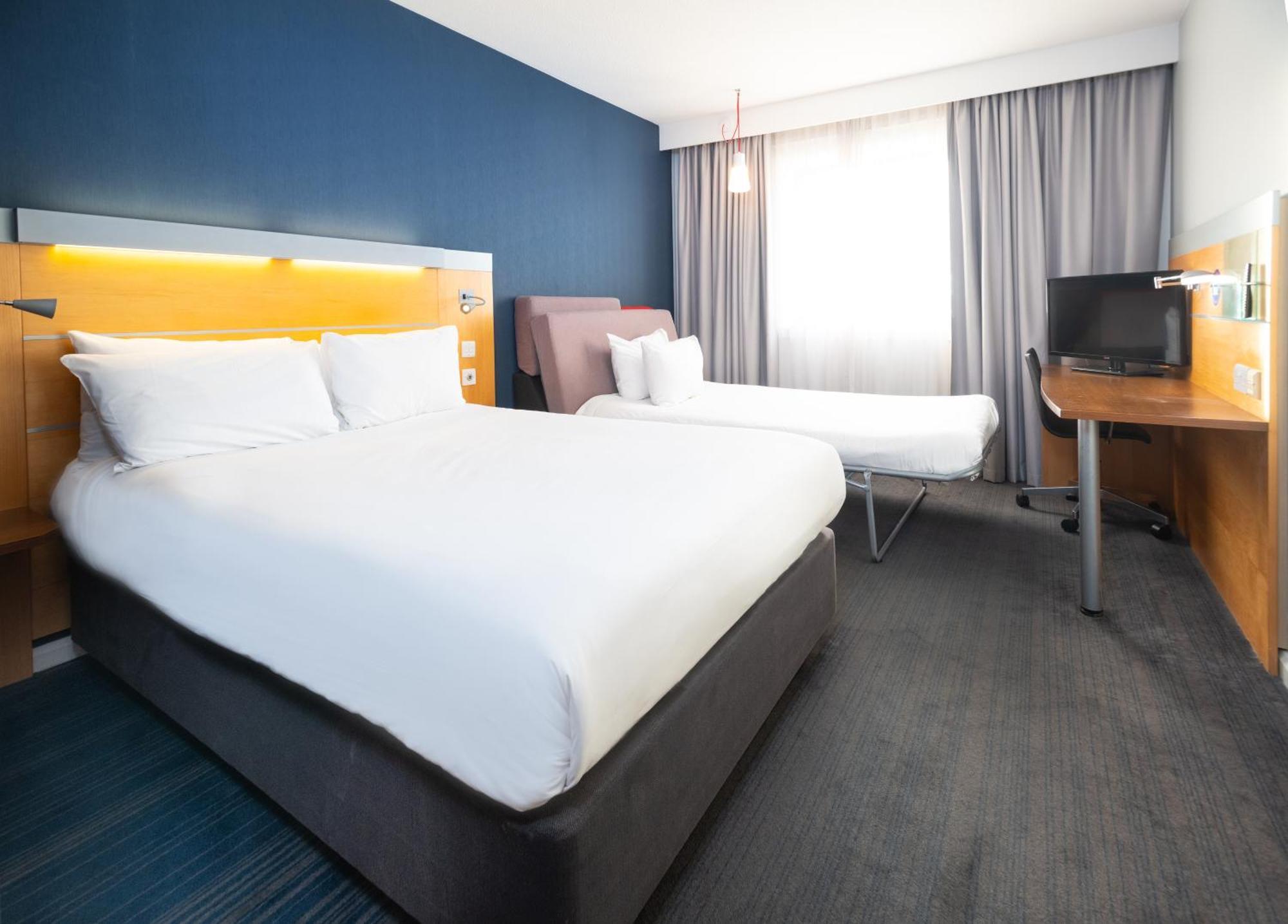 Holiday Inn Express Stevenage By Ihg Exteriör bild