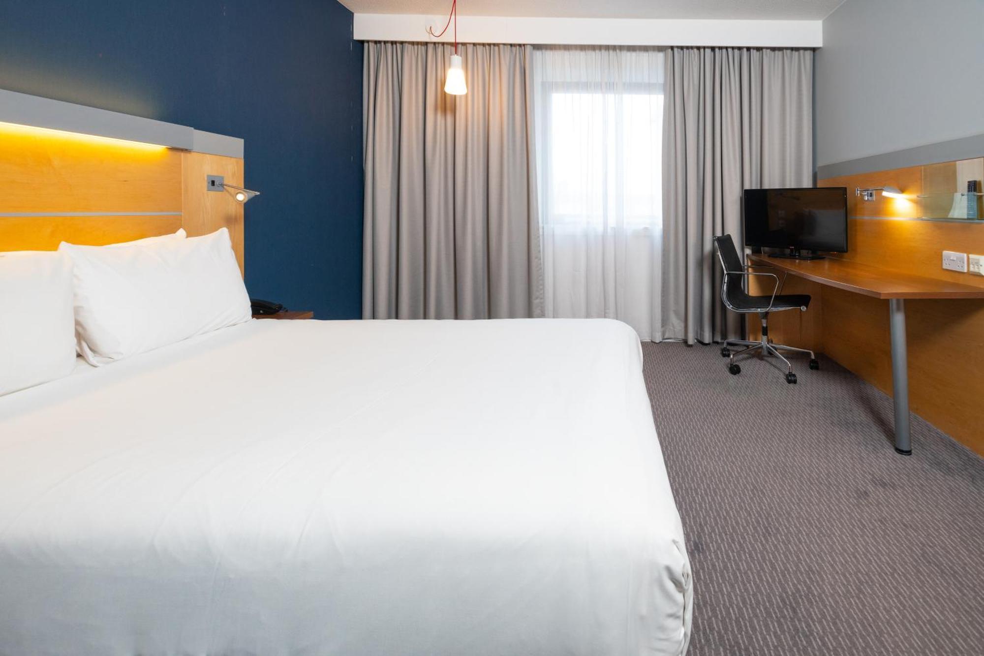 Holiday Inn Express Stevenage By Ihg Exteriör bild