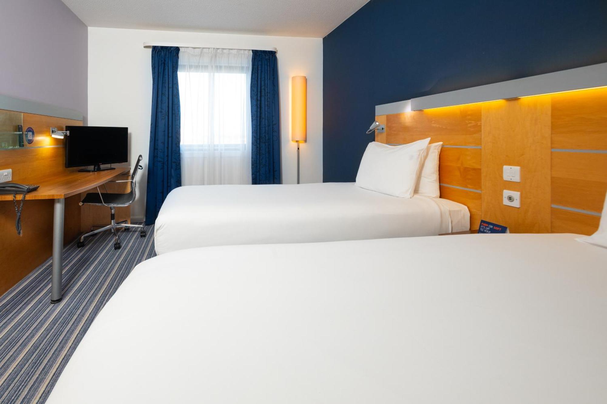 Holiday Inn Express Stevenage By Ihg Exteriör bild
