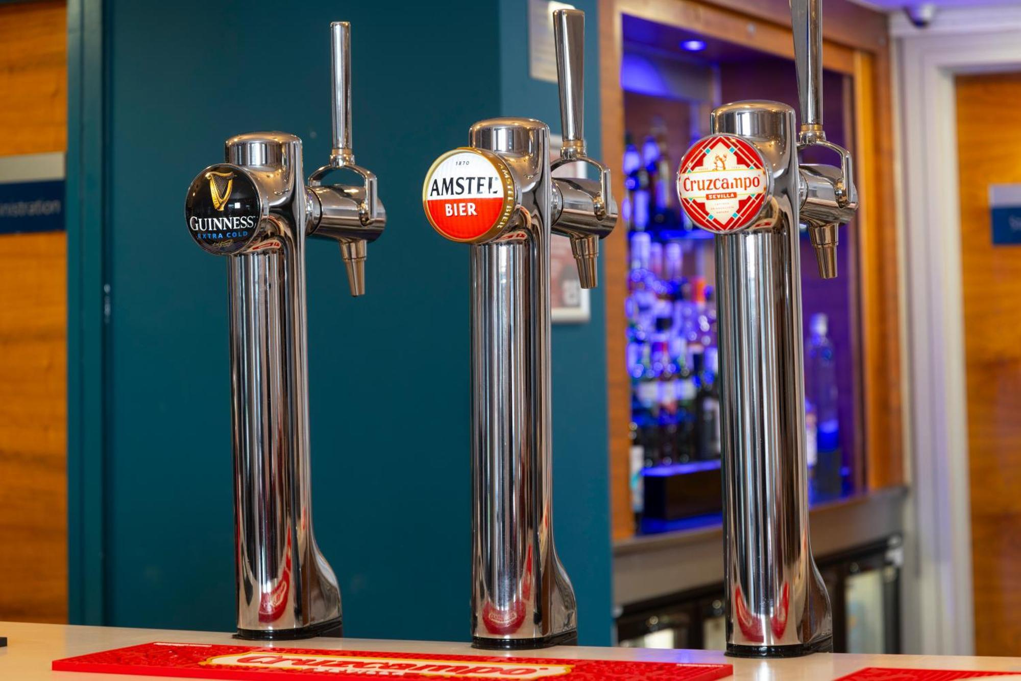 Holiday Inn Express Stevenage By Ihg Exteriör bild