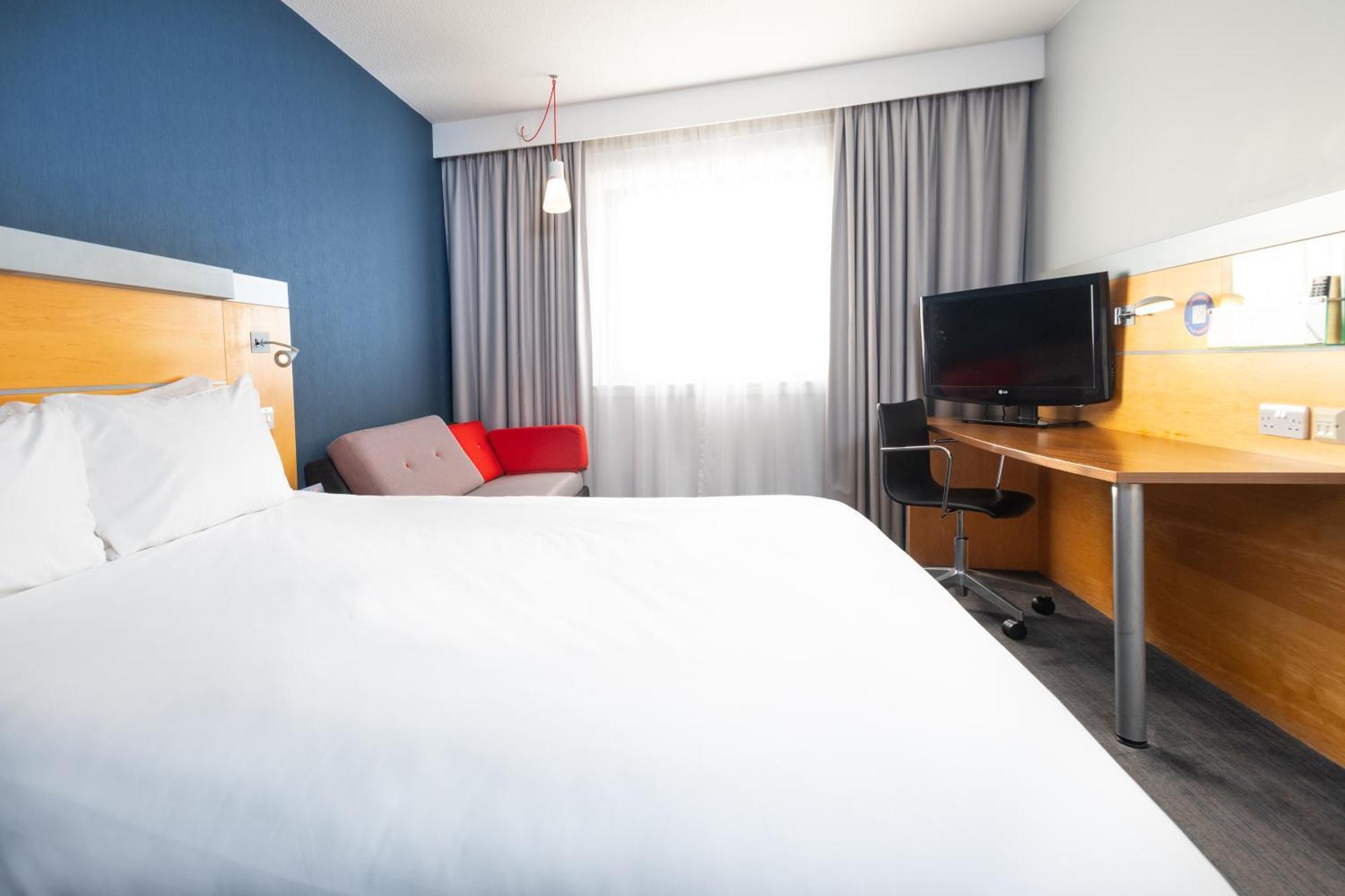 Holiday Inn Express Stevenage By Ihg Exteriör bild