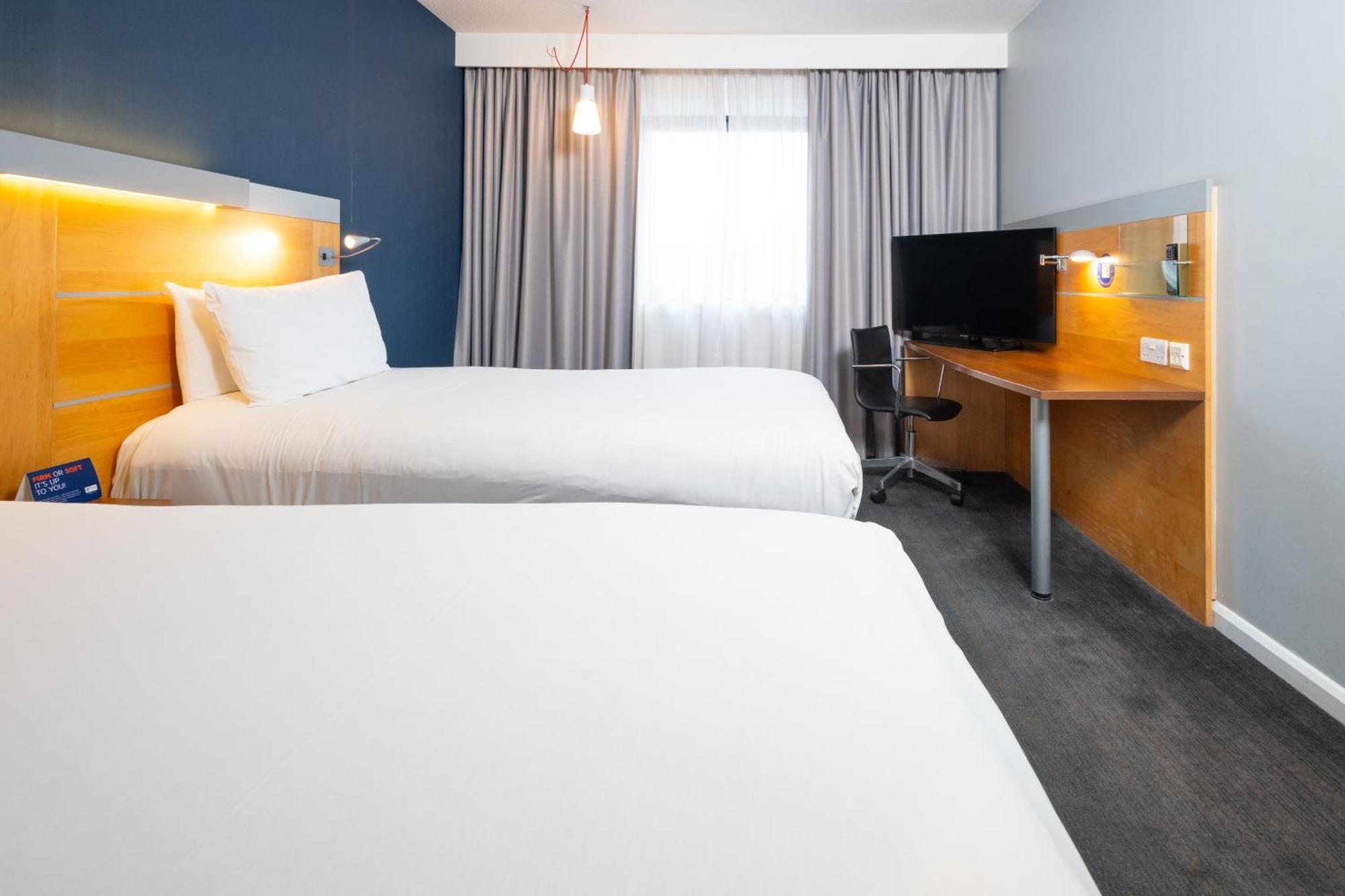 Holiday Inn Express Stevenage By Ihg Exteriör bild