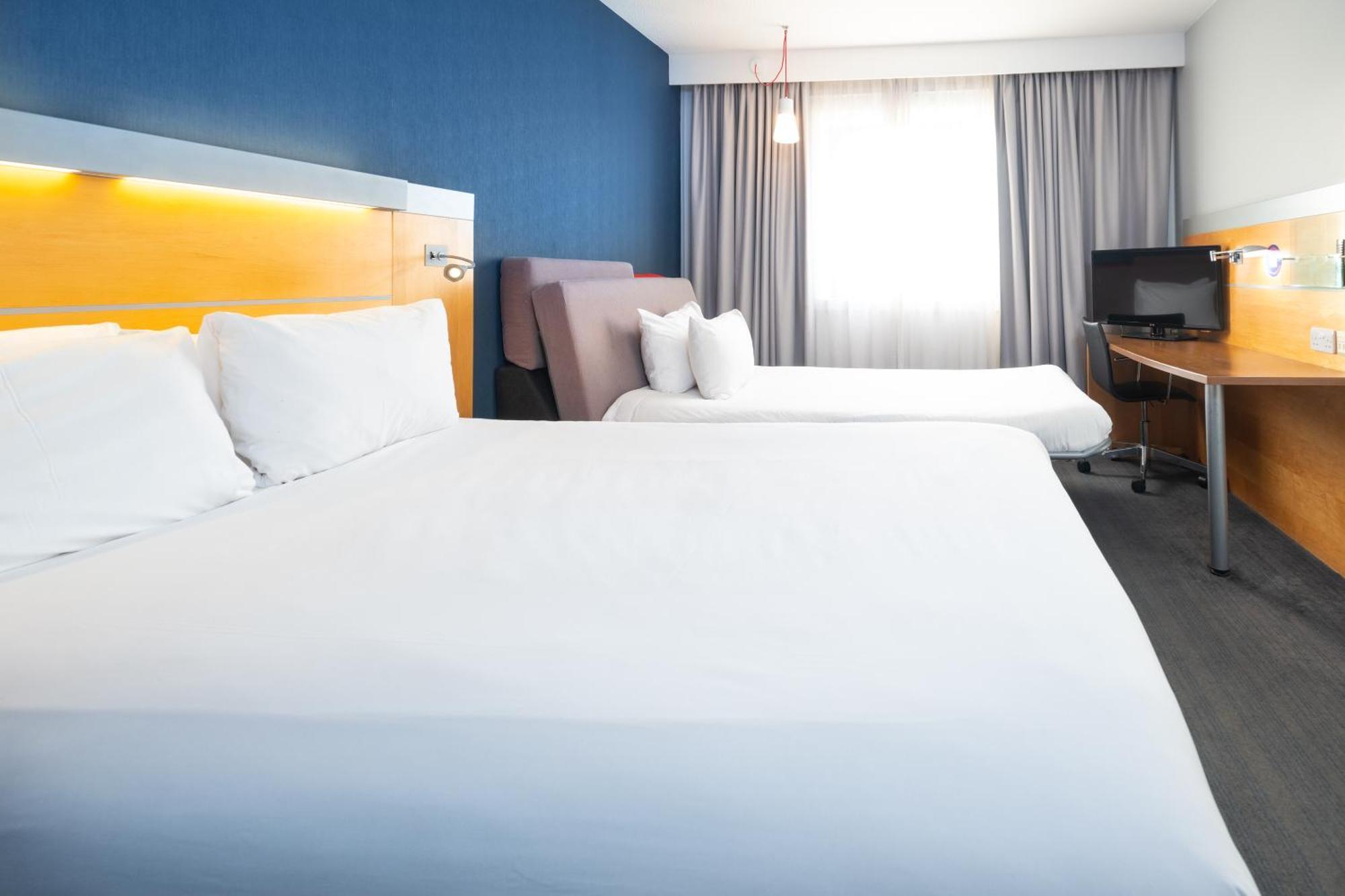 Holiday Inn Express Stevenage By Ihg Exteriör bild