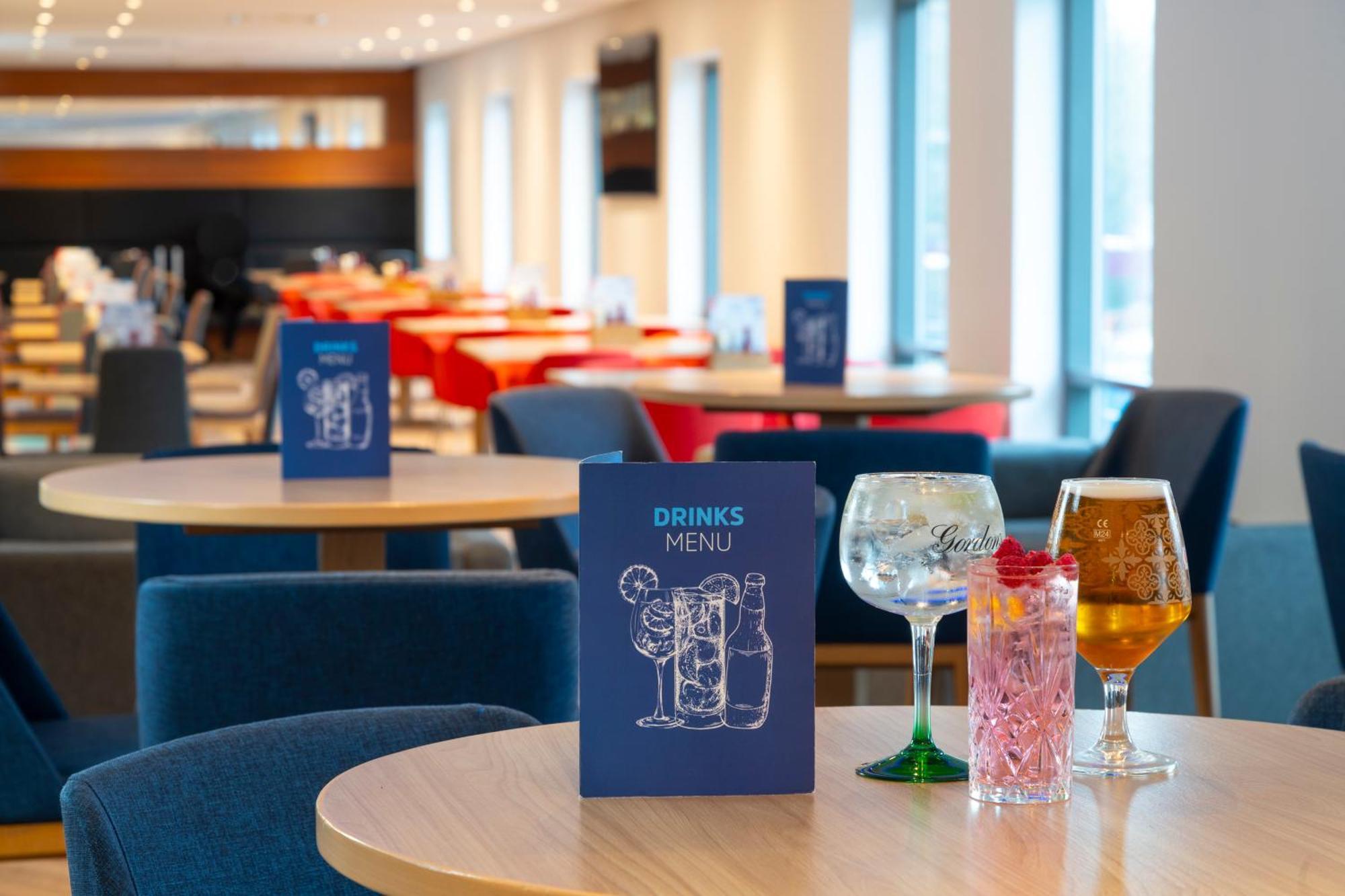 Holiday Inn Express Stevenage By Ihg Exteriör bild