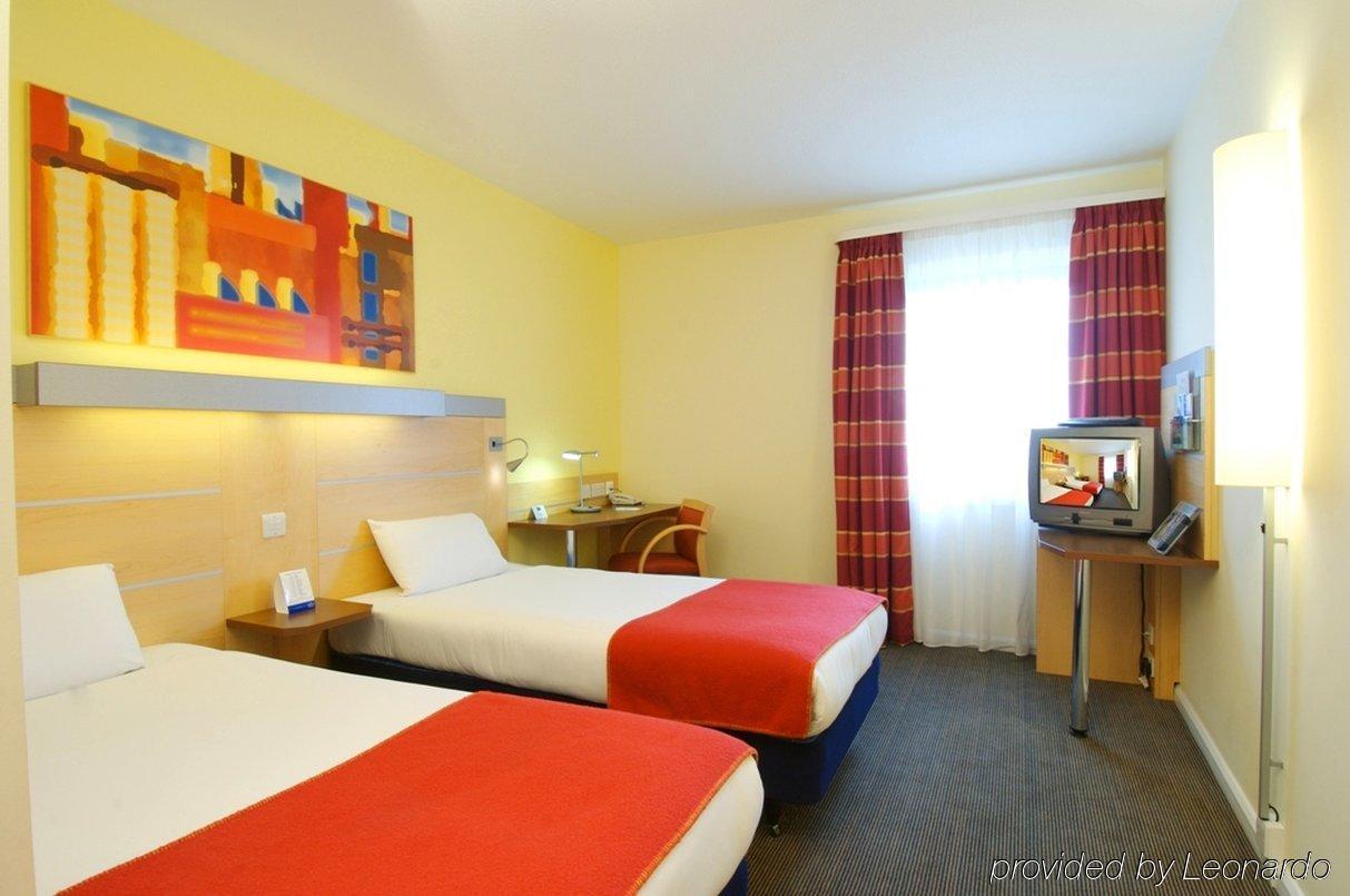 Holiday Inn Express Stevenage By Ihg Exteriör bild