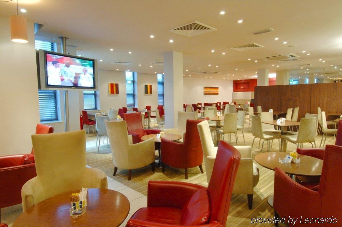 Holiday Inn Express Stevenage By Ihg Exteriör bild