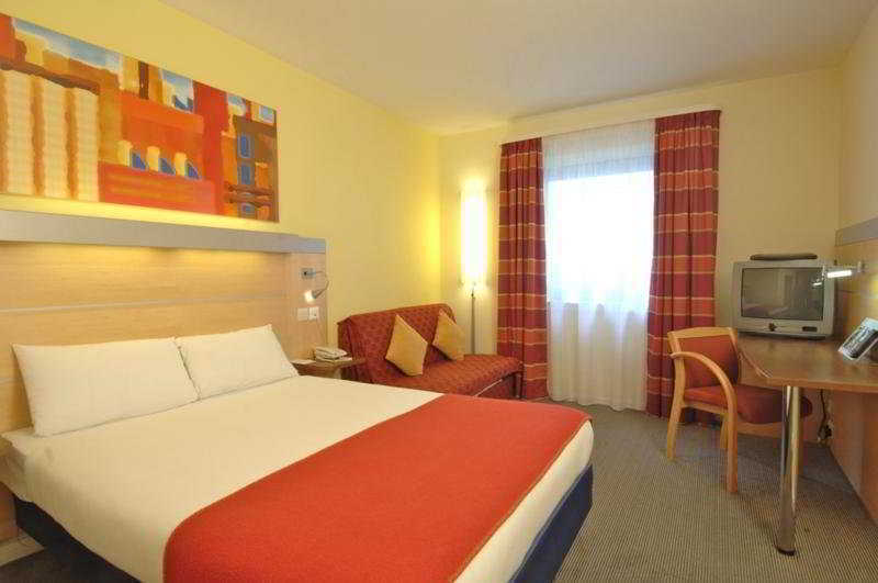Holiday Inn Express Stevenage By Ihg Exteriör bild