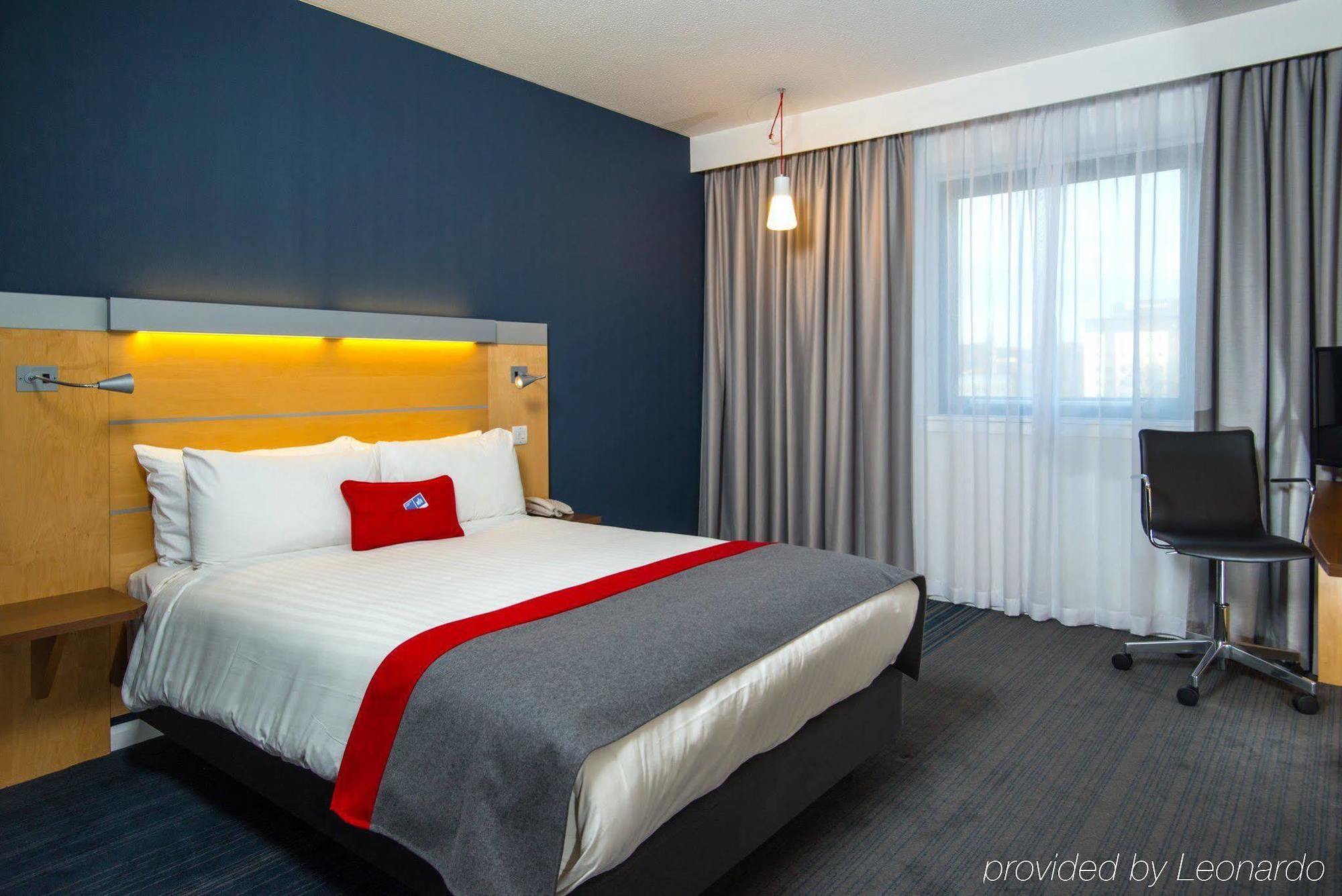 Holiday Inn Express Stevenage By Ihg Exteriör bild